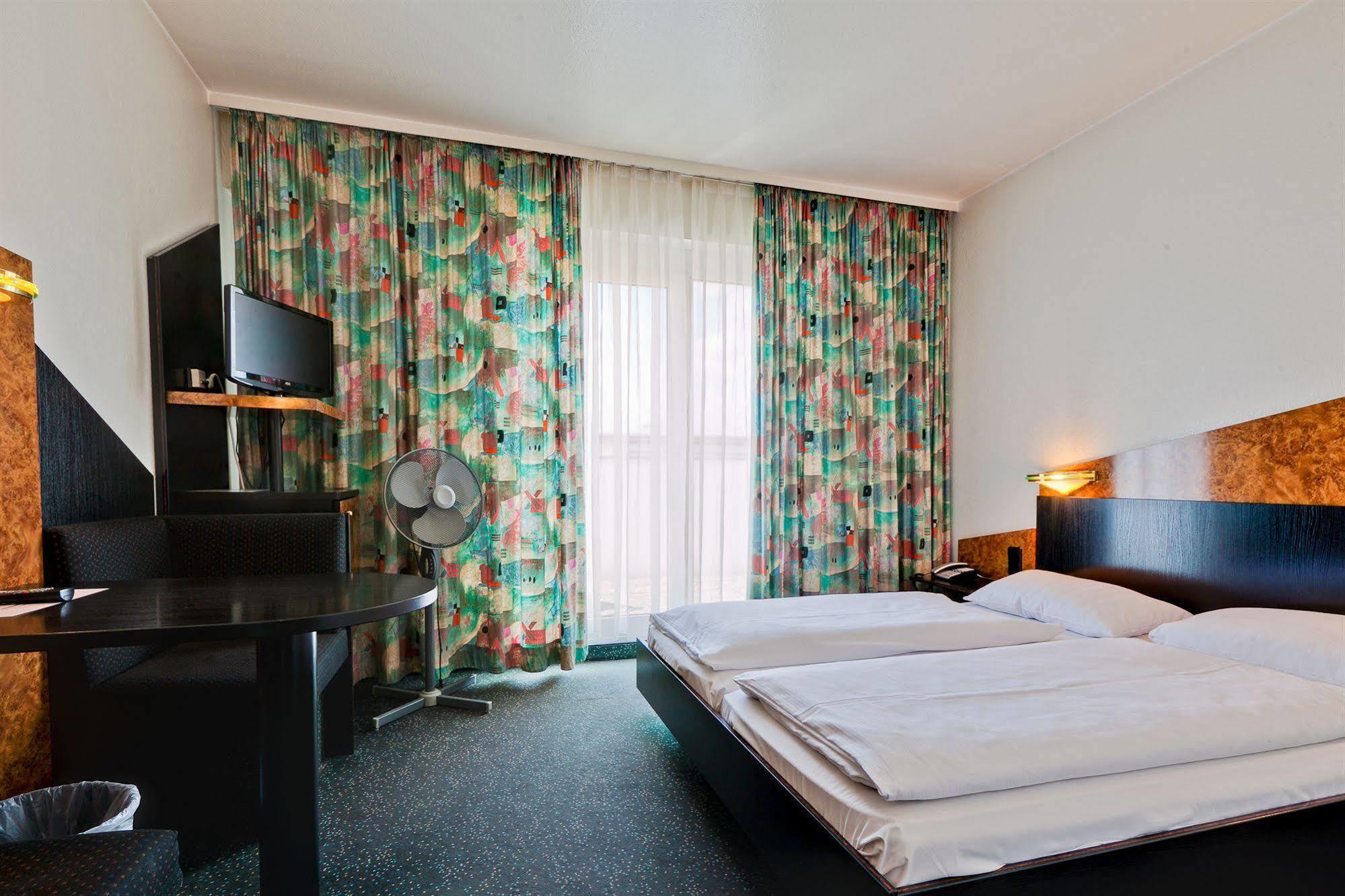 Hotel Astoria Stuttgart City Екстериор снимка